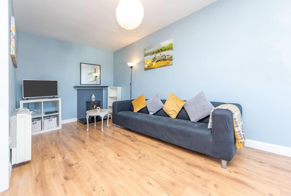 Clonbur House - Two Bedroom Village Apartment กัลเวย์ ภายนอก รูปภาพ