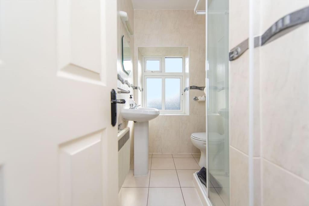 Clonbur House - Two Bedroom Village Apartment กัลเวย์ ภายนอก รูปภาพ