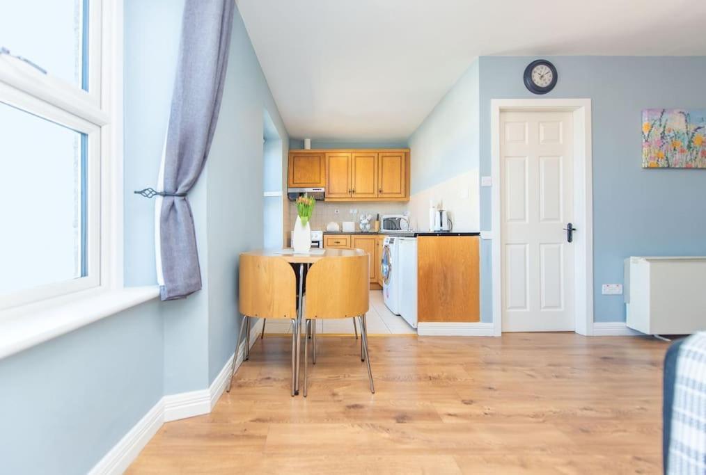 Clonbur House - Two Bedroom Village Apartment กัลเวย์ ภายนอก รูปภาพ