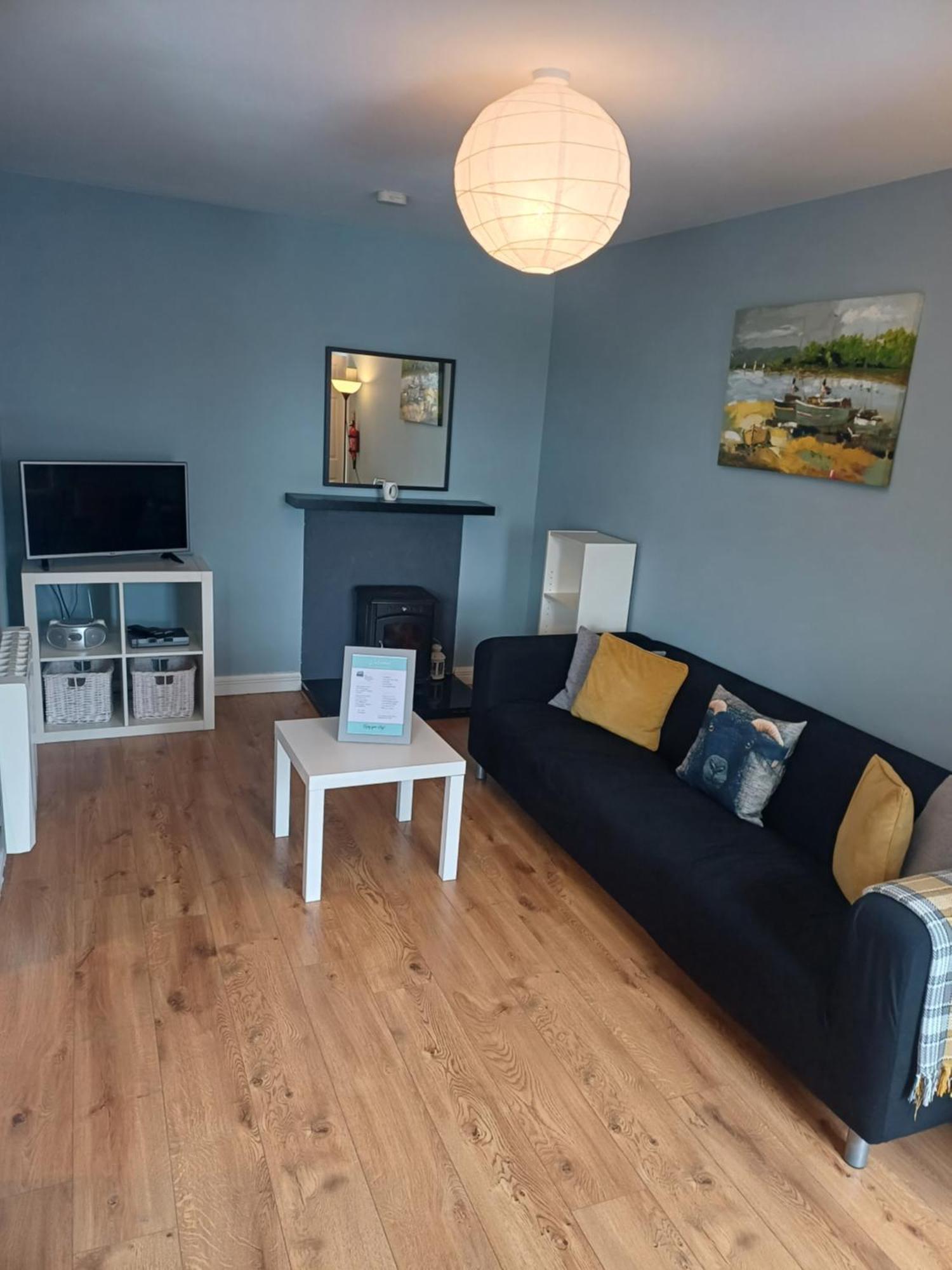 Clonbur House - Two Bedroom Village Apartment กัลเวย์ ภายนอก รูปภาพ