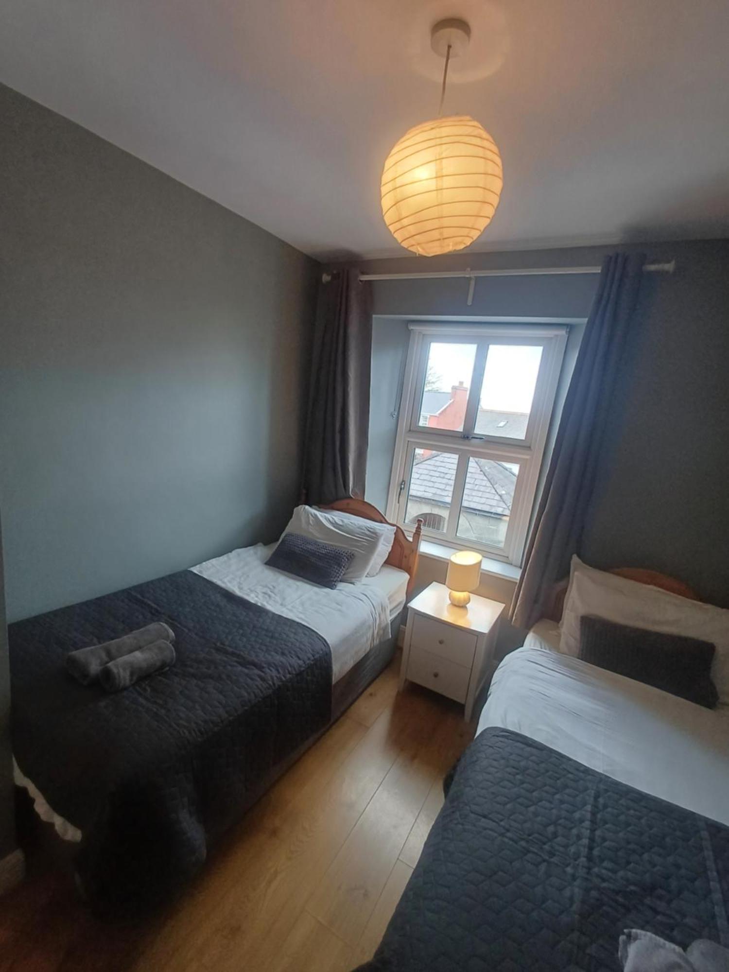 Clonbur House - Two Bedroom Village Apartment กัลเวย์ ภายนอก รูปภาพ