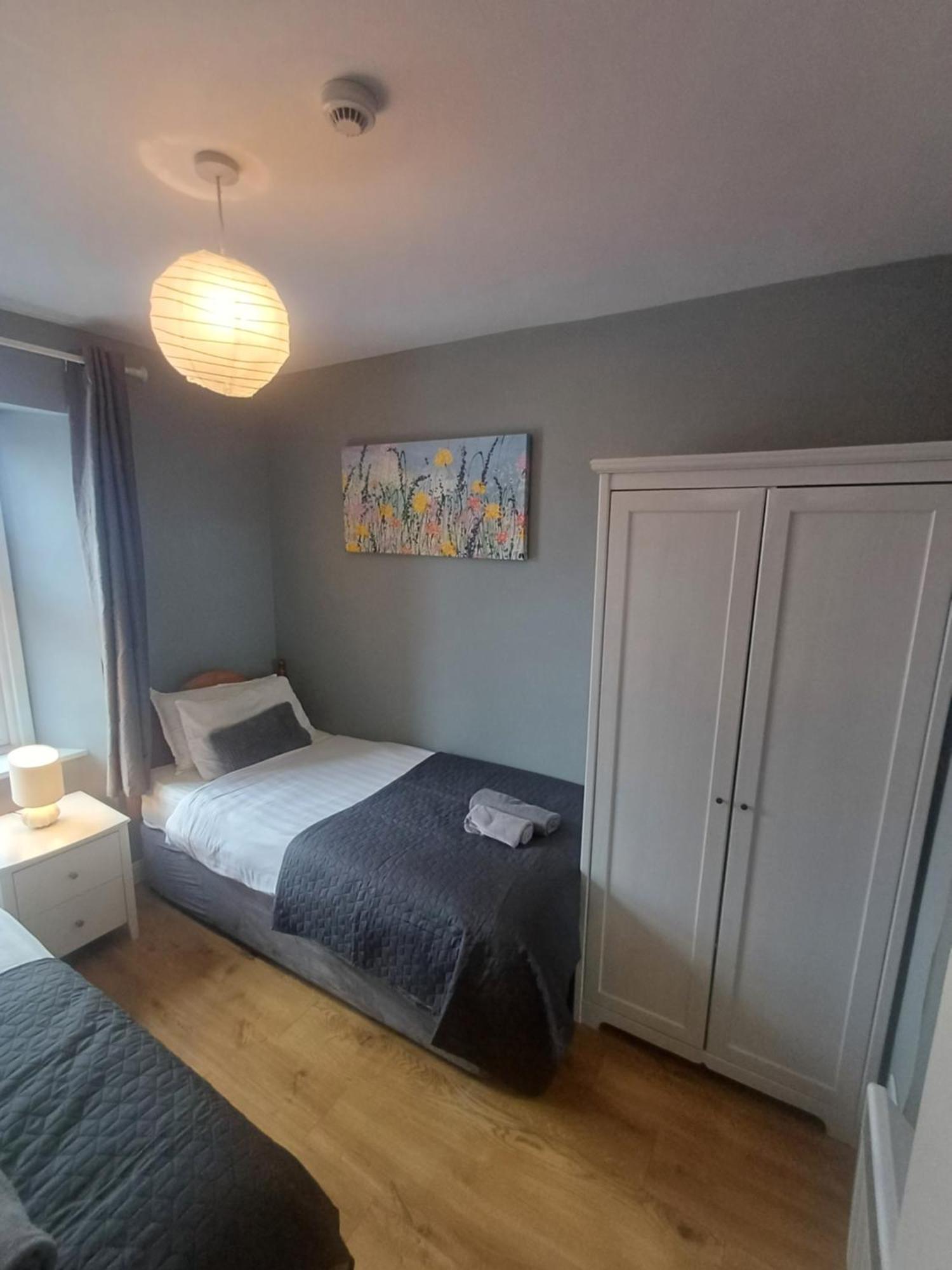 Clonbur House - Two Bedroom Village Apartment กัลเวย์ ภายนอก รูปภาพ