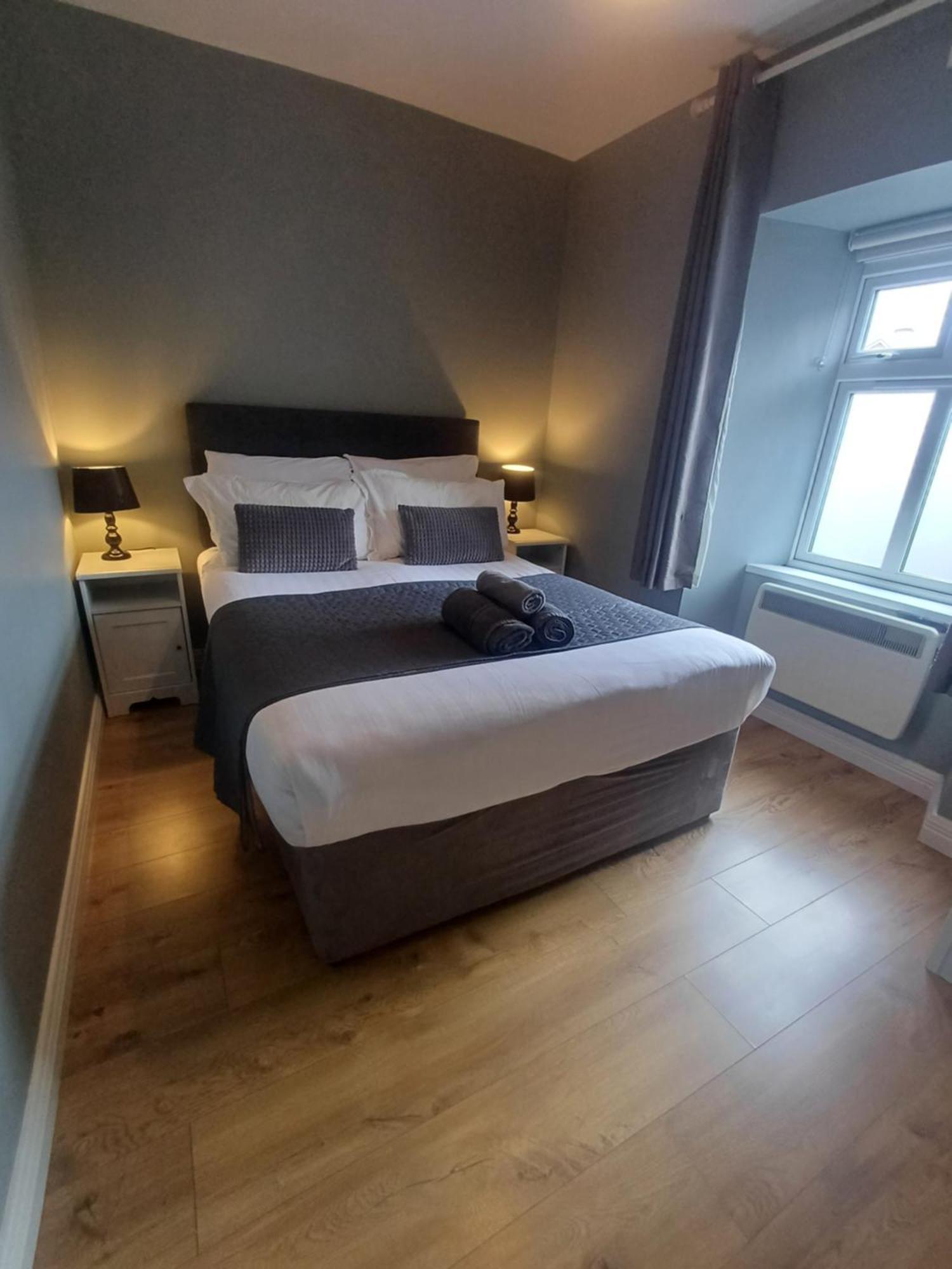 Clonbur House - Two Bedroom Village Apartment กัลเวย์ ภายนอก รูปภาพ